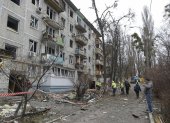 Trabajadores comunitarios ucranianos limpian escombros en el lugar donde un dron ruso atacó un edificio residencial de cinco plantas en Kiev, Ucrania, durante la invasión rusa.