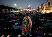 Feligreses mexicanos asisten durante el peregrinaje anual a la Basílica de Guadalupe este viernes, en la Ciudad de México (México).