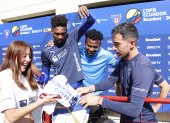 Adriana visitó el complejo de Liga de Quito y se llevó como recuerdo una camiseta autografiada y una foto con Kevin Minda (i), Dida Domínguez, Michael Estrada, Alexander Alvarado y Lisandro Alzugaray (d).