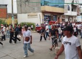 Familiares y amigos de Kerly Jiménez Vera pasaron con el féretro por instituciones como la Fiscalía, para exigir justicia por su crimen.