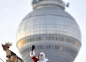 Santa Claus en su viaje mientras atraviesa Berlín.