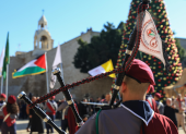 Miles de "scouts" participan en el tradicional desfile de Navidad por las calles de Belén, Cisjordania.