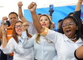 Simpatizantes del candidato a la presidencia Nasry "Tito" Asfura, se manifiestan en la sede del Partido Nacional este miércoles, en Tegucigalpa (Honduras).