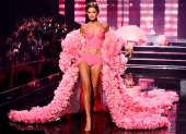 Uno de los eventos de moda en los que más destacó el color rosado fue la pasarela de los ángeles de Victoria Secret.