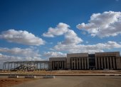 una vista del ferrocarril egipcio Green Line Electric Express, en construcción en la Nueva Capital Administrativa, al este de El Cairo.