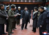 Fotografía cedida por la agencia estatal de noticias norcoreana KCNA que muestra al líder Kim Jong-un (C) durante la inspección de la construcción de un submarino de propulsión nuclear.