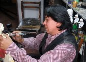 Artista. El restaurador de imágenes coloniales Antonio Cuesta trabaja en su taller en el centro de Quito.
