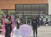 Decenas de policías ingresaron al hospital para tratar de ubicar a un sujeto que disparó en contra de los policías en la parte externa de la casa de salud.