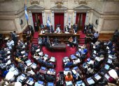 Fotografía cedida por el Senado de Argentina que muestra a parlamentarios asistiendo a una sesión este jueves, en Buenos Aires (Argentina).