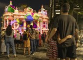 Personas observan la proyección navideña inspirada en el ballet clásico de Chaikovski, El cascanueces, en la fachada del Teatro Municipal de Río de Janeiro (Brasil).