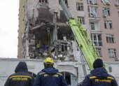 Rescatistas ucranianos trabajan en el lugar de un ataque ruso contra un edificio residencial de varios pisos en Kiev, Ucrania, este sábado 27 de diciembre de 2025.