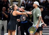 Aryna Sabalenka (i) y Nick Kyrgios (d) se enfrentaron en Dubai en la "batalla de los sexos".
