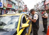 En operativos policiales se ha registrado a personas y vehículos en zonas priorizadas por altos índices delictivos.