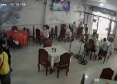 Instante en el que el sicario le disparó a la trabajadora de un chifa en Pascuales, un negocio que estaría siendo extorsionado.