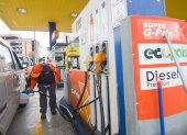 El despacho de combustible en una gasolinera en Ecuador.
