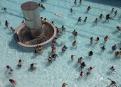 Fotografía aérea que muestra personas en la piscina de la terraza del edificio de Servicio Social de Comercio del Estado de São Paulo (Brasil).