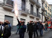 Integrantes de la Central Obrera Boliviana (COB) participan en una manifestación contra el decreto del Gobierno este martes, en La Paz (Bolivia).