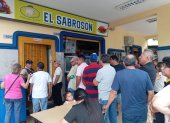 La fila de clientes que se formaron en el exterior del local del Sabrosón, el martes 30 de diciembre de 2025.