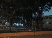 Los moradores piden más iluminación en parque en exteriores de unidad educativa.