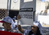 Una persona sostiene un cartel durante una manifestación para exigir la liberación de los presos políticos en Venezuela.