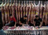 Los trabajadores cortan carne en el frigorífico H&H de Buenos Aires el 5 de diciembre de 2025.