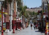 Fotografía de referencia, transeúntes en las calles de la ciudad de Arica.