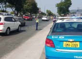 Uniformados de la Agencia de Tránsito y Movilidad (ATM) intentaron dirigir a los conductores en vía a la costa, que estuvo saturada.