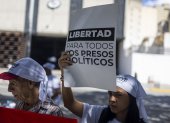 Una persona sostiene un cartel durante una manifestación para exigir la liberación de los presos políticos en Venezuela.