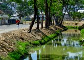 Este espacio, que delimita a Urdenor 1 de la sexta etapa de La Alborada, combina una deficiente infraestructura peatonal y contaminación. Se pide habilitar un terreno municipal.