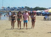 Turistas disfrutan de las playas de Santa Elena durante el feriado de inicio de año.