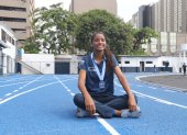 La atleta Nicole Cañola posa sonriente sobre la remodelada pista de atletismo Emilio Estrada Ycaza, en el centro de Guayaquil, donde entrena de lunes a sábado.