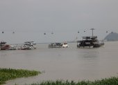 En el río Guayas hay embarcaciones que ofrecen paseos a turistas, pero no hay una opción que permita movilizarse a la ciudadanía entre cantones vecinos.