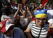 Ciudadanos venezolanos celebran durante una manifestación este sábado 3 de enero de 2026, en Santiago (Chile).