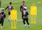 El delantero del Real Madrid, Vinicius (d) y el defensa Fran García (i) durante el entrenamiento de esta mañana en la Ciudad Deportiva de Valdebebas.