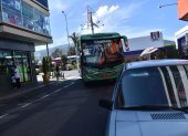 Caso. Buses hacen maniobras para evitar chocarse con los vehículos que están estacionados en la zona azul de la calle Eugenio Espejo en Tumbaco.