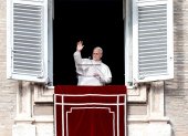 El papa León XIV desde la ventana del Palacio Apostólico haciendo un llamado a la paz y el bienestar del pueblo venezolano.