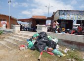 Cerca de algunos comedores en Playas hubo basura acumulada. Apenas tres camiones recolectores recorrieron todo el cantón.