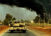 Blindados avanzan entre el humo del conflicto en Irak