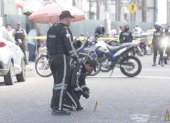 Agentes policiales recaban indicios tras el asesinato en los exteriores del hospital Teodoro Maldonado Carbo, en el sur de Guayaquil, este lunes 5 de enero.