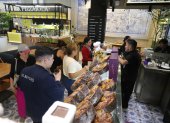 Clientes haciendo fila para comprar una rosca de Reyes en Nicole Pastry Arts, en el Mall de Sol.