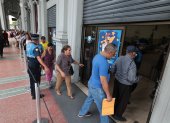 Contribuyentes pagaron los impuestos prediales en las ventanillas del Palacio Municipal de Guayaquil, este lunes 5 de enero.