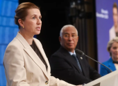 La primera ministra danesa Mette Frederiksen (L), junto al presidente del Consejo Europeo, Antonio Costa y la presidenta de la Comisión Europea, Ursula von der Leyen
