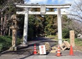 Una linterna de piedra frente a la puerta torii del Santuario Hirahama Hachimangu se derrumbó en Shimane, oeste de Japón, el 6 de enero de 2026.