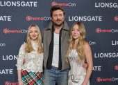 Amanda Seyfried. Brandon Sklenar y Sydney Sweeney.