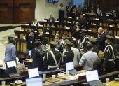 La escolta legislativa tuvo que actuar ante la tensión entre asambleístas de ADN y el correísmo.