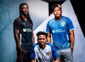 Ricardo Adé (I), Michael Estrada (C) y Richard Mina (D) posan con la nueva indumentaria de Liga de Quito para el 2026.