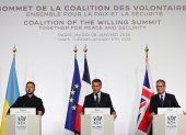 (De izquierda Un derecha) El presidente ucraniano, Volodímir Zelenski; el presidente francés, Emmanuel Macron; y el primer ministro británico, Keir Starmer.