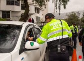 Que los vehículos porten las placas autorizadas de identificación es uno de los puntos que se revisan durante los operativos de agentes de tránsito en Ecuador.