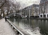 Vista del canal San Martín, en París, con la pasarela Jane Birkin al fondo, que es la más antigua del canal y que recibió este nombre el sábado 13 de diciembre de 2025.