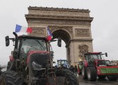 Agricultores galos protestan, junto al Arco del Triunfo de París este jueves, en contra del acuerdo de la Unión Europea con Mercosur.